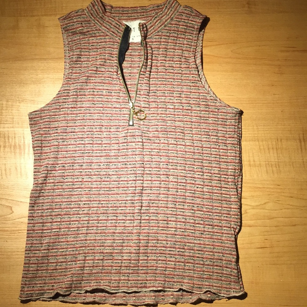 Patterned mock neck cropped sleeveless top